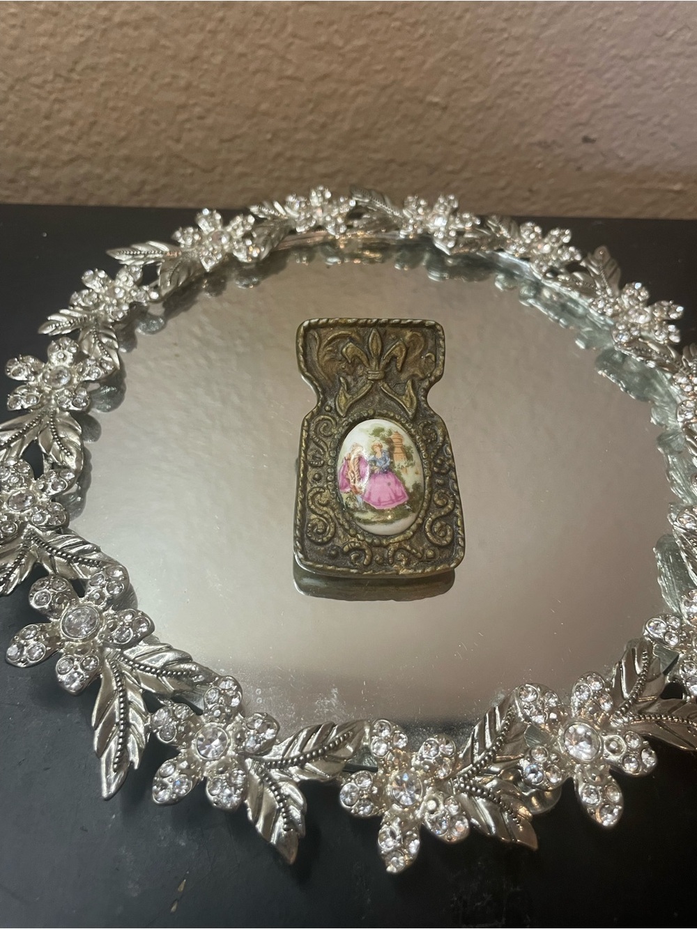 Vintage Florenza Ornate Gold Tone 3” Oval Hand Painted Porcelain Cameo clip